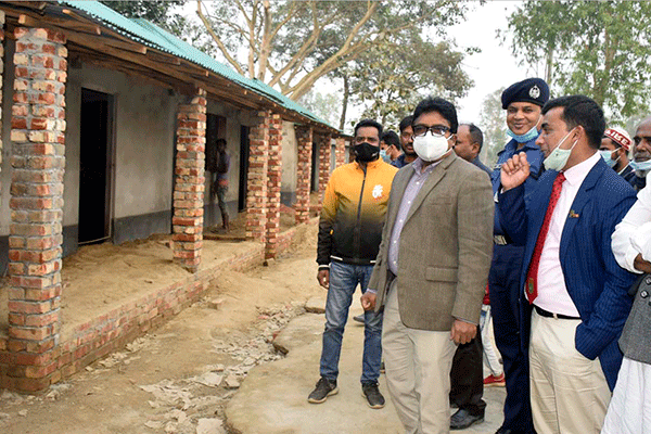 জেলা প্রশাসকের ভূমিহীনদের নবনির্মিত বাড়ি পরিদর্শন