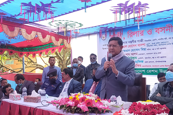 'রেশমের ঐতিহ্য ফিরিয়ে আনতে তাঁতীদের সহায়তা করা হবে' 

