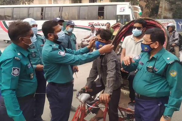 পথচারীদের মাঝে মাস্ক বিতরন বিএমপি'র ট্রাফিক বিভাগের