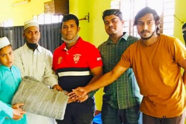 শীতবস্ত্র নিয়ে এতিম শিশুদের পাশে চান্দঁগাও ছাত্রলীগ
