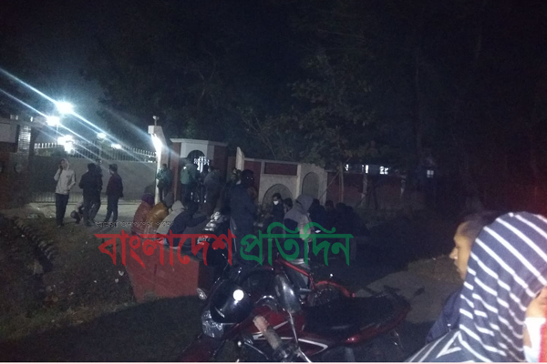 রাবি উপাচার্যকে নিজ ভবনে অবরুদ্ধ করে রেখেছে ছাত্রলীগ