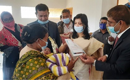 ঝিনাইগাতীতে আদিবাসী ২৫ জন মাকে ফুল ও অভিনন্দনপত্র দিলেন ডিসি