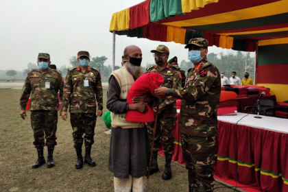 লালমনিরহাটে শীতার্তদের মাঝে সেনাবাহিনীর শীতবস্ত্র বিতরণ 
