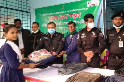 বগুড়ায় দরিদ্র ও প্রতিবন্ধী 
শিক্ষার্থীদের শিক্ষা সহায়তা প্রদান র‌্যাবের