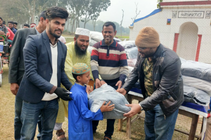 নওগাঁয় মাদ্রাসা শিশুদের মাঝে শীতবস্ত্র বিতরণ