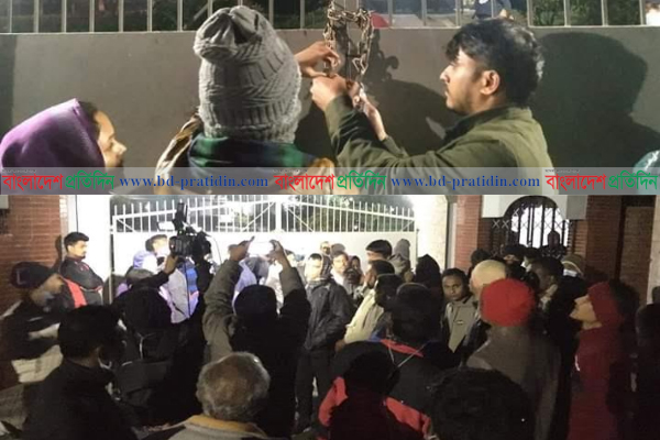 ‘সুস্পষ্ট ব্যাখ্যা না দেওয়া পর্যন্ত অবরুদ্ধ থাকবেন রাবি উপাচার্য’