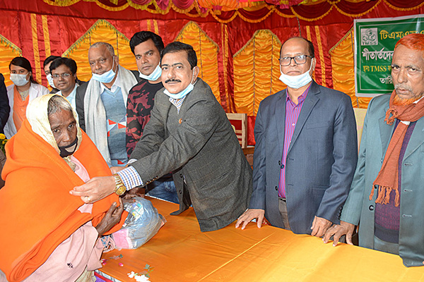বীরগঞ্জে শীতার্তদের মাঝে কম্বল বিতরণ