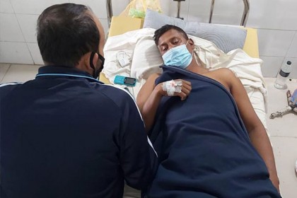 নিকলীতে আসামি ধরতে গিয়ে পুলিশসহ তিনজন ছুরিকাহত, আটক ৩