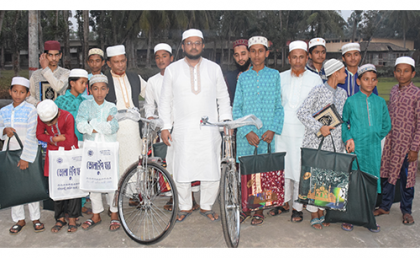 ভোলায় টানা ৪০ দিন পাঁচ ওয়াক্ত নামাজ পড়ে সাইকেল পেল ২ কিশোর