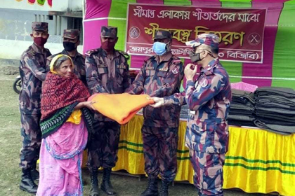 হিলি সীমান্তে শীতার্তদের মাঝে শীতবস্ত্র বিতরণ