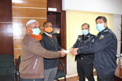 আত্মসমর্পণকারী জঙ্গীকে র‌্যাবের
৫ লাখ টাকা অনুদান