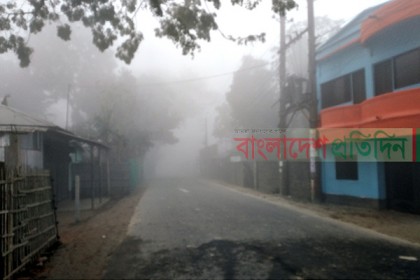 ঘন কুয়াশায় লালমনিরহাটের জনজীবন স্থবির
