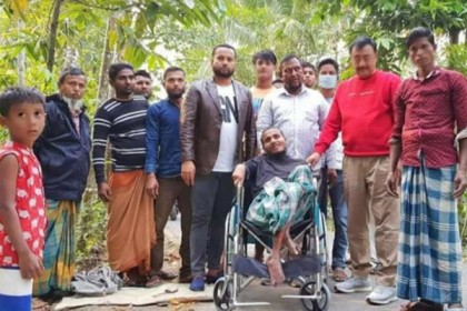 এমপি জ্যাকবের দেয়া হুইল চেয়ার পেয়ে খুশি প্রতিবন্ধী মোতালেব