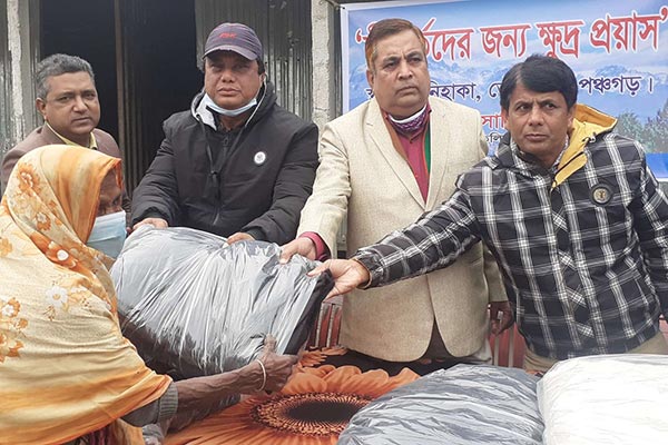 তেঁতুলিয়ায় শীতার্ত মানুষের মাঝে কম্বল বিতরণ
