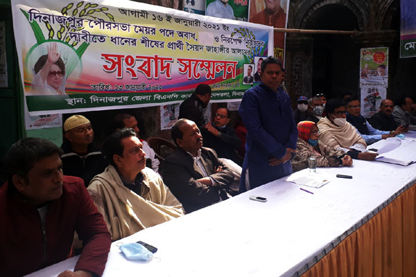 নির্বাচনের সুষ্ঠু পরিবেশের দাবিতে দিনাজপুরে বিএনপির প্রার্থীর সংবাদ সম্মেলন 