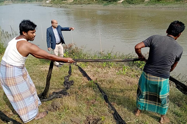 হালদা নদী থেকে এক হাজার মিটার জাল জব্দ