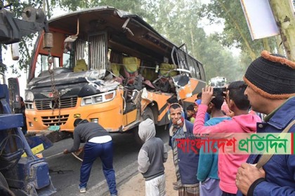 ওভারটেকিংয়ে ট্রাক-নাইট কোচের সংঘর্ষে সুপারভাইজার নিহত