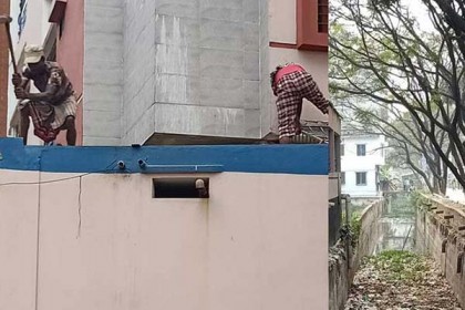 বাসাবো এলাকার খালে অবৈধ দখল উচ্ছেদ অভিযান ডিএসসিসির 

