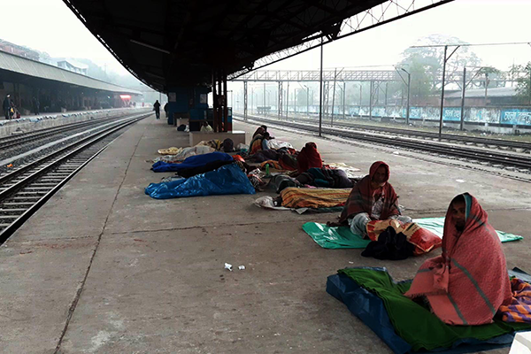 শীতে কাঁপছে দিনাজপুরবাসী 