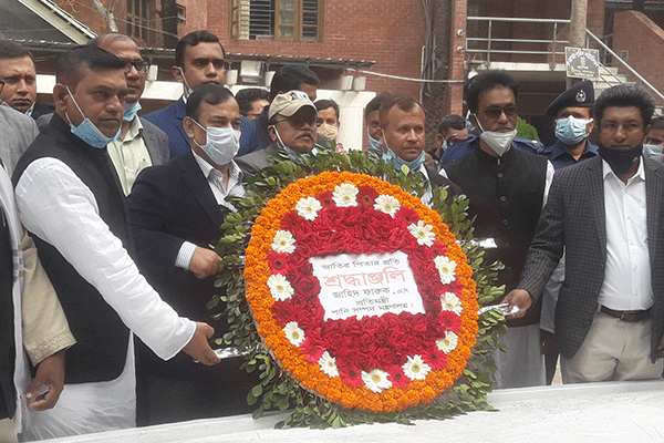 টুঙ্গিপাড়ায় বঙ্গবন্ধুর সমাধিতে পানিসম্পদ প্রতিমন্ত্রীর শ্রদ্ধা