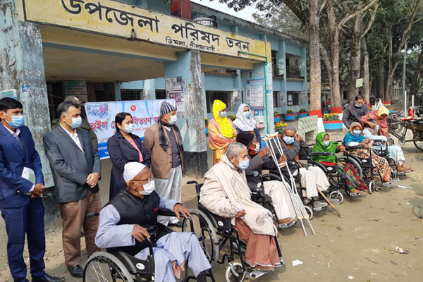 ডিমলায় শারীরিক প্রতিবন্ধীদের মাঝে  হুইল চেয়ার বিতরণ