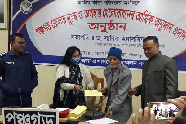 পঞ্চগড়ে দুস্থ ও অসহায় খেলোয়াড়দের আর্থিক অনুদান