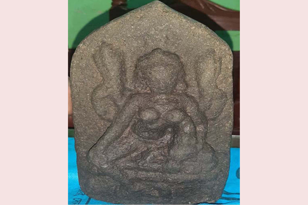 পরিত্যক্ত ট্রাভেল ব্যাগে মিললো কালো পাথরের মূর্তি