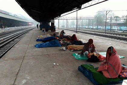 শীতে কাঁপছে দিনাজপুরবাসী 