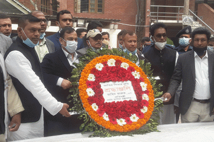 টুঙ্গিপাড়ায় বঙ্গবন্ধুর সমাধিতে পানিসম্পদ প্রতিমন্ত্রীর শ্রদ্ধা