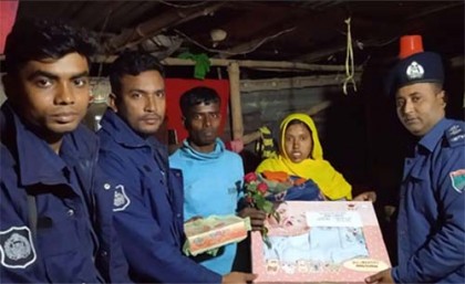 কন্যা শিশুর বাড়ি যাচ্ছে পুলিশের উপহার