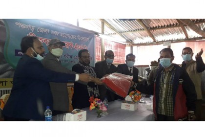 পঞ্চগড়ে আইনজীবী সহকারীদের মাঝে কম্বল বিতরণ 
