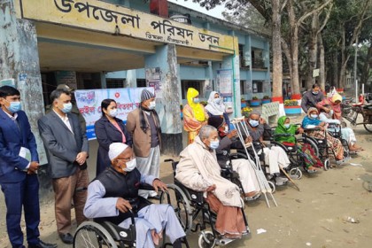 ডিমলায় শারীরিক প্রতিবন্ধীদের মাঝে  হুইল চেয়ার বিতরণ