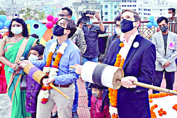 ঘুড়ি উৎসবে মেতেছিল ঢাকা
