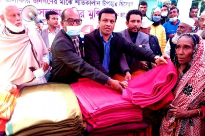 বাকেরগঞ্জে দরিদ্র
মানুষের মাঝে শীতবস্ত্র বিতরণ