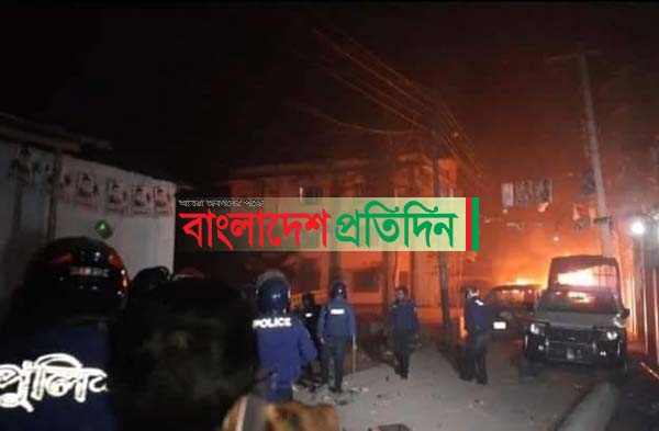 গাইবান্ধায় পুলিশের গাড়িতে অগ্নিসংযোগ

