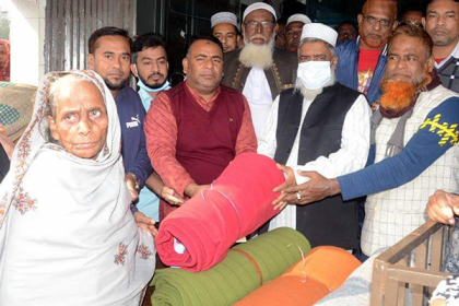 সিদ্ধিরগঞ্জে শীতার্তদের মাঝে কম্বল বিতরণ