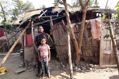 বড়াইগ্রামে তীব্র শীতে ভাঙা ঘরে কাটছে বিধবার জীবন!