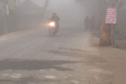শীতে কাঁপছে লালমনিরহাট

