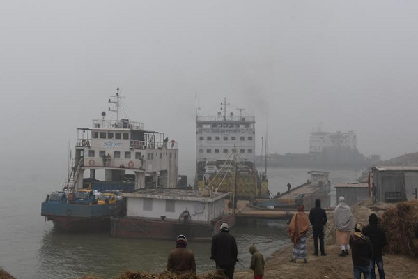 দৌলতদিয়া-পাটুরিয়া নৌরুটে ফেরি চলাচল বন্ধ