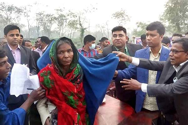 ফটিকছড়িতে সনাতন সংগঠনের শীতবস্ত্র বিতরণ

