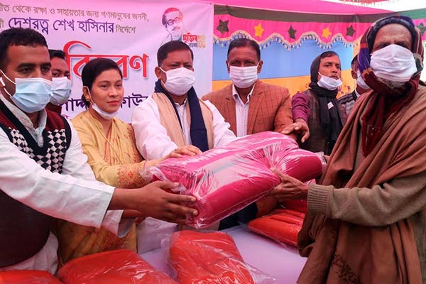 গৌরনদীতে দুস্থ মানুষের মাঝে কম্বল বিতরণ