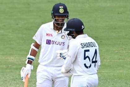 
ঠাকুর ও সুন্দরের লড়াকু ব্যাটিংয়ে গাব্বায় ম্যাচে ফিরল ভারত
