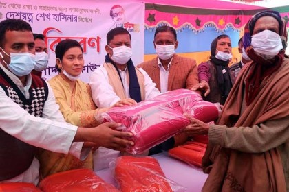 গৌরনদীতে দুস্থ মানুষের মাঝে কম্বল বিতরণ