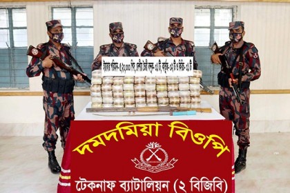 টেকনাফে বিজিবি-মাদক পাচারকারীদের গোলাগুলি, ৫ বস্তা ইয়াবা উদ্ধার
