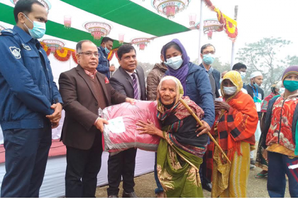 কুড়িগ্রামে শীতার্তদের মাঝে শীতবস্ত্র বিতরণ