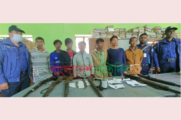 রাঙামাটিতে অস্ত্র-গোলাবারুদসহ ৭ জেএসএস কর্মী আটক