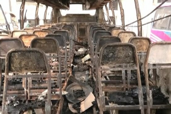 ফরিদপুর বাসস্ট্যান্ডে আগুনে পুড়লো দু'টি বাস