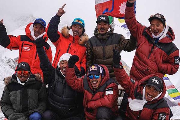 শীতকালে পর্বত জয় করে ইতিহাস গড়লেন ১০ নেপালি