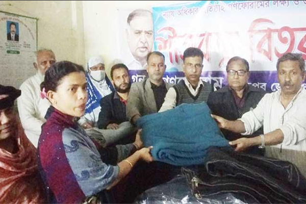 চাঁদপুরে শীতার্তদের মাঝে কম্বল বিতরণ