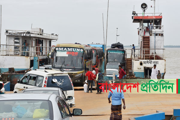 ১০ ঘণ্টা পর পাটুরিয়া-দৌলতদিয়া নৌরুটে ফেরি চলাচল স্বাভাবিক